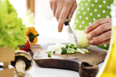 Mutfakta yemek pişiren kadın.