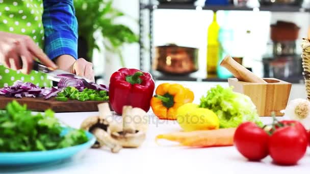 Mujer cocinando en la cocina — Vídeo de stock