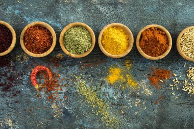 Ahşap arka planda baharatlar ve otlar