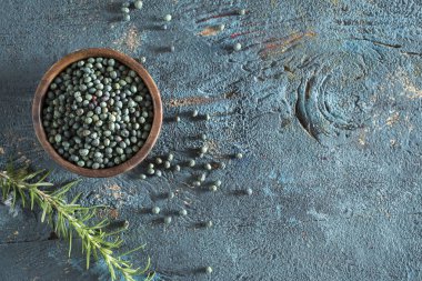 Ahşap arka planda baharatlar ve otlar