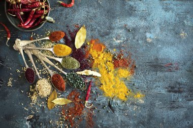 Ahşap arka planda baharatlar ve otlar