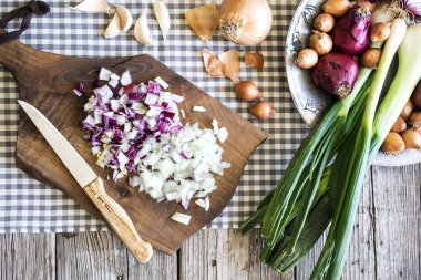 Doğrama kurulu üzerinde olgunlaşmış soğan