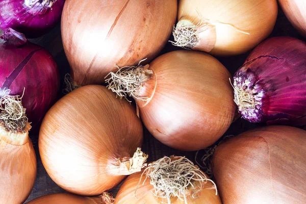 Cebollas maduras sobre fondo — Foto de Stock