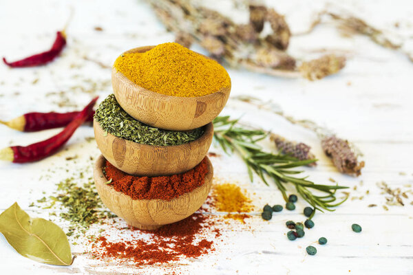 специи и травы на деревянном фоне