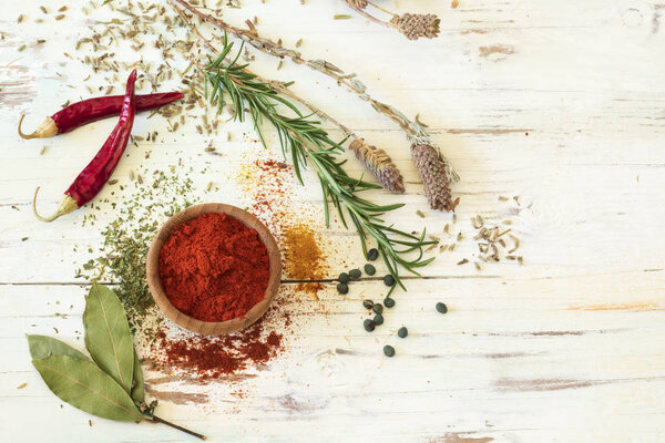 специи и травы на деревянном фоне