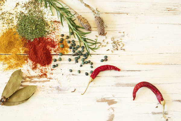 специи и травы на деревянном фоне