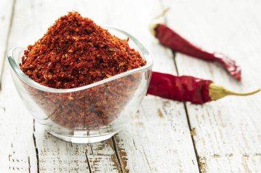 Ahşap arka planda baharatlar ve otlar