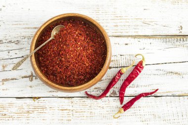 Ahşap arka planda baharatlar ve otlar