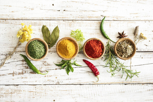 специи и травы на деревянном фоне