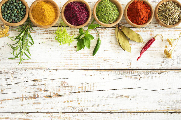 специи и травы на деревянном фоне