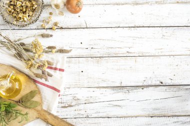 Ahşap arka planda baharatlar ve otlar