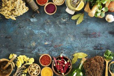 Ahşap arka planda baharatlar ve otlar