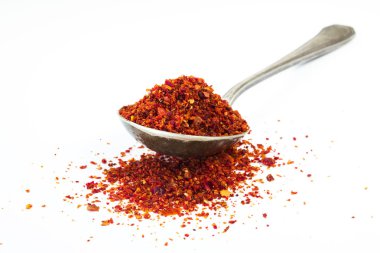 Beyaz arkaplanda baharatlar ve bitkiler