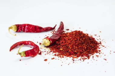 Beyaz arkaplanda baharatlar ve bitkiler