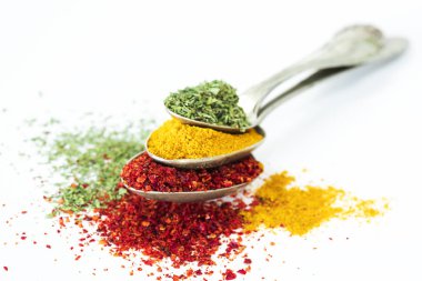 Beyaz arkaplanda baharatlar ve bitkiler