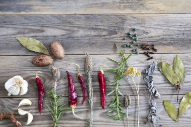 Ahşap arka planda baharatlar ve otlar
