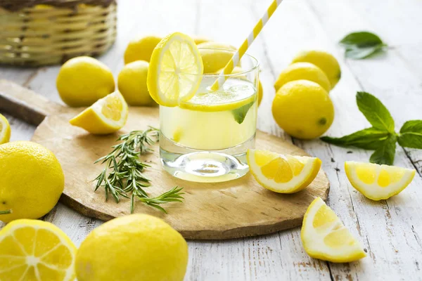 Limão com limonada sobre fundo de madeira — Fotografia de Stock