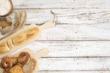 ahşap masa üzerinde taze pişmiş ekmek