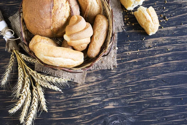 Pain fraîchement cuit sur une table en bois — Photo