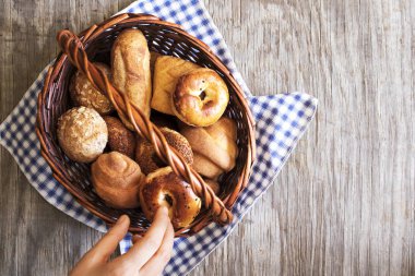 Hasır sepet içinde çeşitli hamur işleri