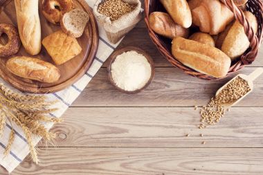 ahşap masa üzerinde taze pişmiş ekmek