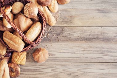 ahşap masa üzerinde taze pişmiş ekmek