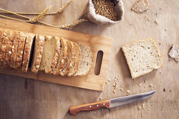 Tranches de pain sur table en bois — Photo