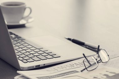 Masada bilgisayar olan bir gazete.