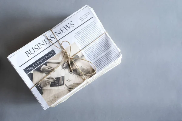 Stapel krant op houten tafel — Stockfoto