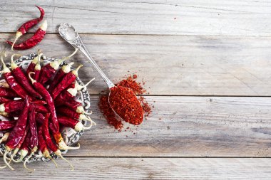 ahşap zemin üzerine kırmızı biber biber kurutulmuş