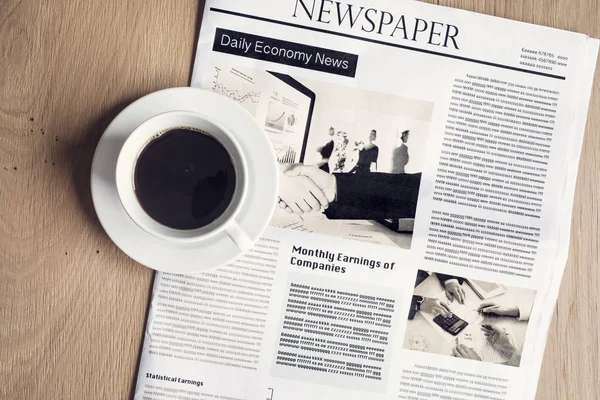 Krant met koffie op tafel — Stockfoto