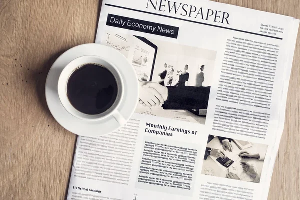 Periódico con café en la mesa — Foto de Stock