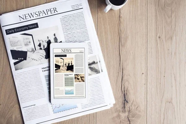 Jornal com tablet na mesa de madeira — Fotografia de Stock