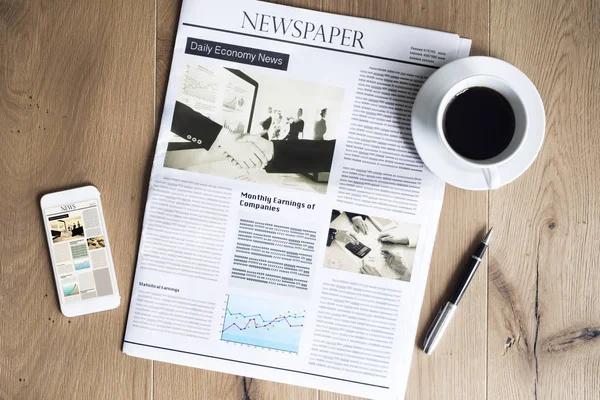 Jornal na mesa de madeira — Fotografia de Stock