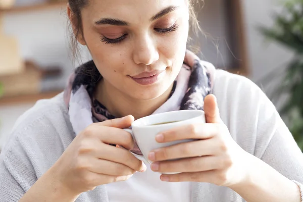 Mujer joven bebiendo café — Foto de Stock