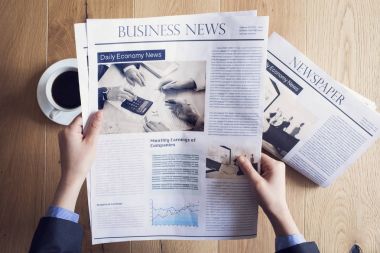 Masasında gazete okuma