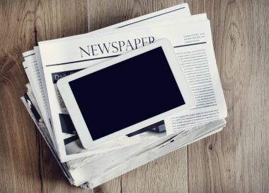 Gazete ahşap tablo üzerinde dijital tablet ile
