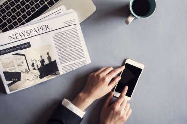 İş kadını masanın üstünde istimal hareket eden telefon