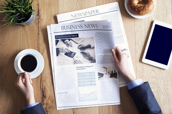 Lendo jornal na mesa — Fotografia de Stock