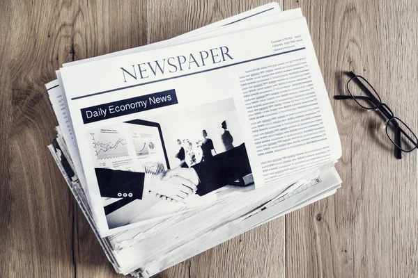 Reading newspaper on desk — Stock Photo, Image