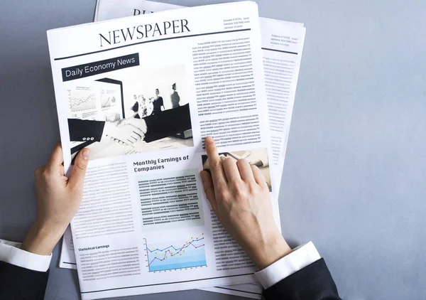 Lendo jornal na mesa — Fotografia de Stock