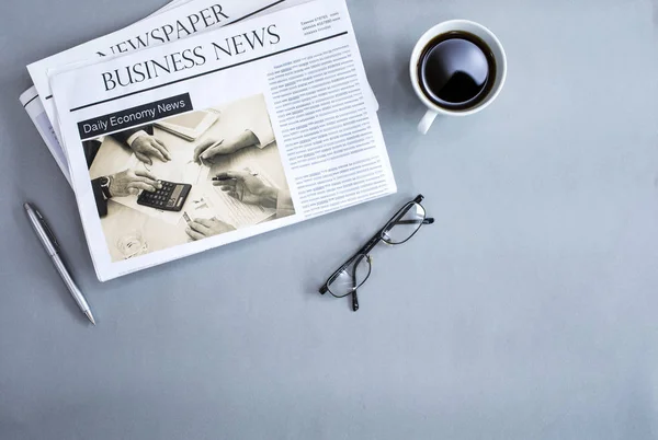 Leer el periódico en el escritorio — Foto de Stock
