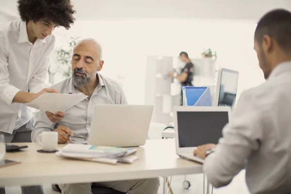 Les hommes d'affaires travaillant dans le bureau — Photo