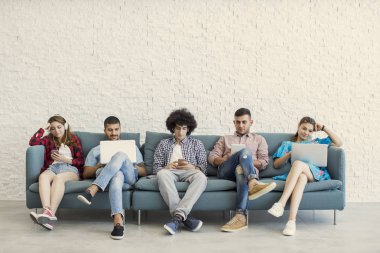 Genç arkadaşları ve teknoloji kavramı