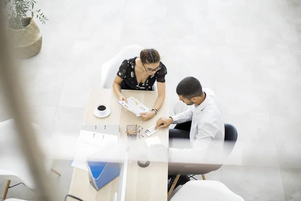 Empresarios discutiendo en el cargo — Foto de Stock