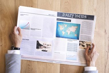 Tablo üzerinde adam okuma gazete