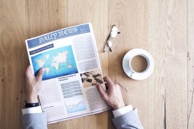 Tablo üzerinde adam okuma gazete