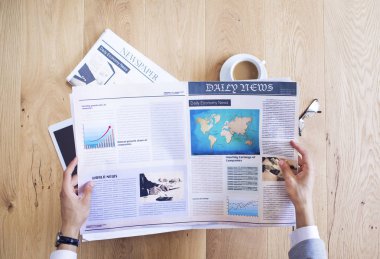 Tablo üzerinde adam okuma gazete