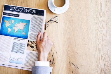 Tablo üzerinde adam okuma gazete