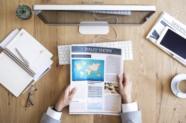 Tablo üzerinde adam okuma gazete